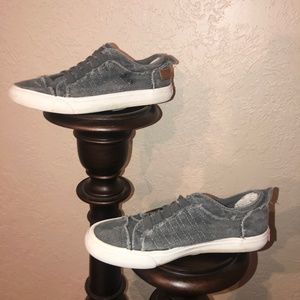 Girls canvas slip ons